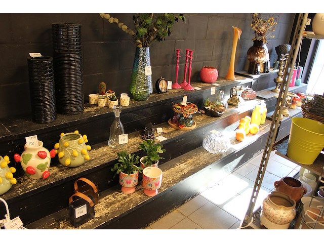 Drie houten showtafels/etagere's met drie etages o.a. breedte 160 x 320 cm. excl. producten op showkasten. - afbeelding 1 van  5