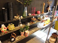 Drie houten showtafels/etagere's met drie etages o.a. breedte 160 x 320 cm. excl. producten op showkasten. - afbeelding 1 van  5