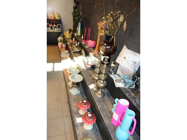 Drie houten showtafels/etagere's met drie etages o.a. breedte 160 x 320 cm. excl. producten op showkasten. - afbeelding 2 van  5