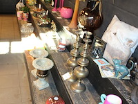 Drie houten showtafels/etagere's met drie etages o.a. breedte 160 x 320 cm. excl. producten op showkasten. - afbeelding 2 van  5