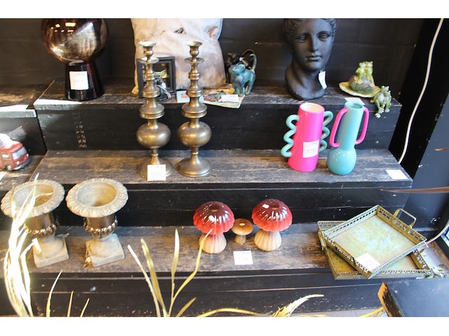 Drie houten showtafels/etagere's met drie etages o.a. breedte 160 x 320 cm. excl. producten op showkasten. - afbeelding 3 van  5