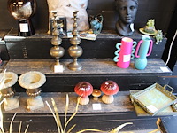 Drie houten showtafels/etagere's met drie etages o.a. breedte 160 x 320 cm. excl. producten op showkasten. - afbeelding 3 van  5