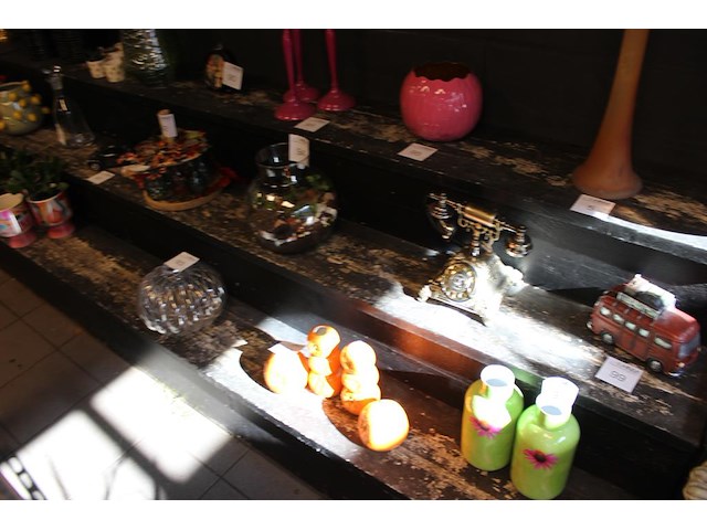 Drie houten showtafels/etagere's met drie etages o.a. breedte 160 x 320 cm. excl. producten op showkasten. - afbeelding 4 van  5