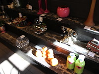 Drie houten showtafels/etagere's met drie etages o.a. breedte 160 x 320 cm. excl. producten op showkasten. - afbeelding 4 van  5