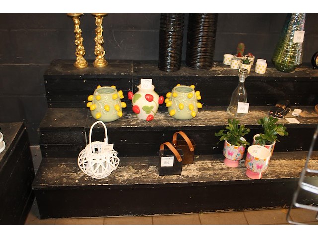 Drie houten showtafels/etagere's met drie etages o.a. breedte 160 x 320 cm. excl. producten op showkasten. - afbeelding 5 van  5