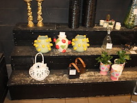 Drie houten showtafels/etagere's met drie etages o.a. breedte 160 x 320 cm. excl. producten op showkasten. - afbeelding 5 van  5