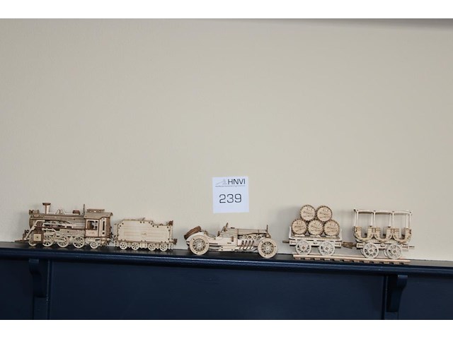 Drie houten voertuigen. - afbeelding 1 van  2