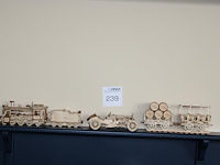 Drie houten voertuigen. - afbeelding 1 van  2