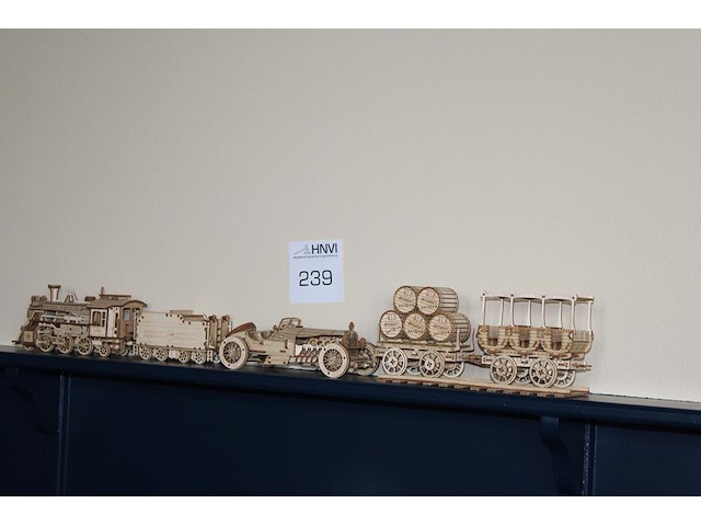 Drie houten voertuigen. - afbeelding 2 van  2