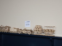 Drie houten voertuigen. - afbeelding 2 van  2