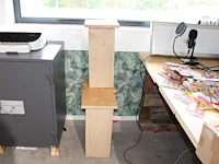 Drie houten zuiltjes. hoogte 59 cm