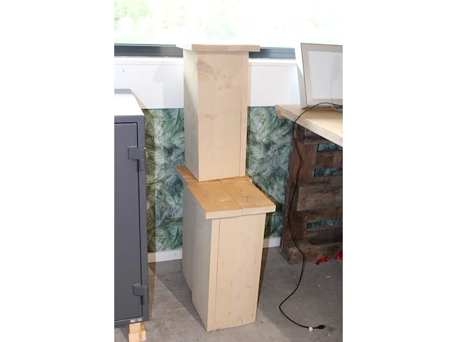 Drie houten zuiltjes. hoogte 59 cm - afbeelding 2 van  2