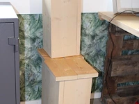 Drie houten zuiltjes. hoogte 59 cm - afbeelding 2 van  2