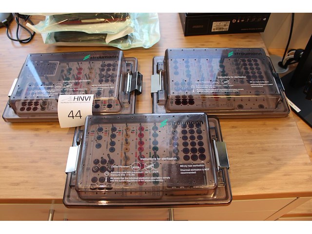 Drie implantaatcassettes straumann dental met diverse boortjes en freesjes. - afbeelding 1 van  2