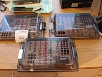 Drie implantaatcassettes straumann dental met diverse boortjes en freesjes. - afbeelding 1 van  2