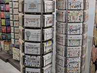 Drie kaartencarroussels op voet gevuld met themakaarten w.o. verjaardag, geboorte, zwanger, geluk, proost, ... - afbeelding 4 van  6