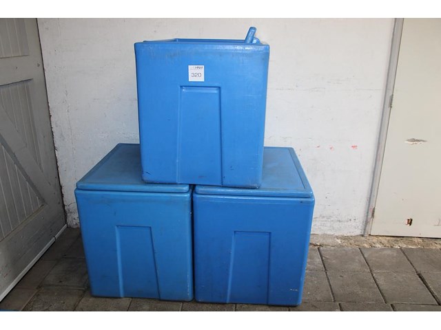 Drie koelboxen met afmeting 78 x 62 x 73 cm en deksel. - afbeelding 1 van  2