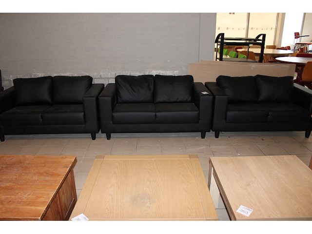 Drie kunstlederen tweezitsbankjes. afmeting 140 x 76 x 60 cm. - afbeelding 1 van  4