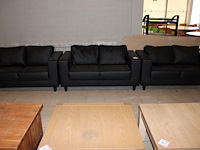 Drie kunstlederen tweezitsbankjes. afmeting 140 x 76 x 60 cm. - afbeelding 1 van  4