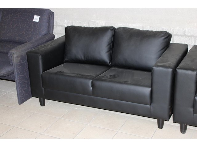 Drie kunstlederen tweezitsbankjes. afmeting 140 x 76 x 60 cm. - afbeelding 2 van  4
