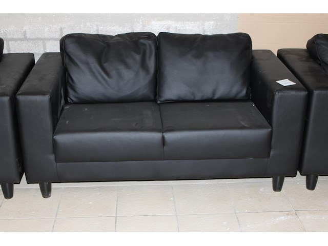Drie kunstlederen tweezitsbankjes. afmeting 140 x 76 x 60 cm. - afbeelding 3 van  4