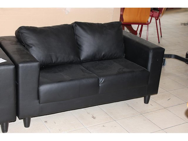 Drie kunstlederen tweezitsbankjes. afmeting 140 x 76 x 60 cm. - afbeelding 4 van  4