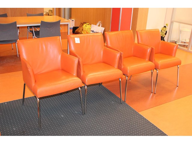 Drie kunstlederen wachtkamerstoelen met buisstalen onderstel. - afbeelding 1 van  3