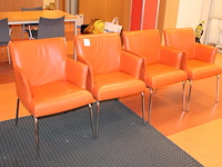 Drie kunstlederen wachtkamerstoelen met buisstalen onderstel. - afbeelding 1 van  3
