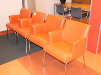 Drie kunstlederen wachtkamerstoelen met buisstalen onderstel. - afbeelding 2 van  3