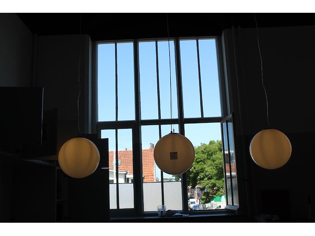 Drie kunststof design bollen met verlichting, doorsnede circa 40 cm. let op, u dient zelf te demonteren met... - afbeelding 1 van  3
