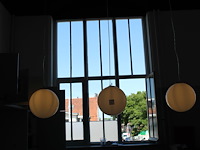 Drie kunststof design bollen met verlichting, doorsnede circa 40 cm. let op, u dient zelf te demonteren met...