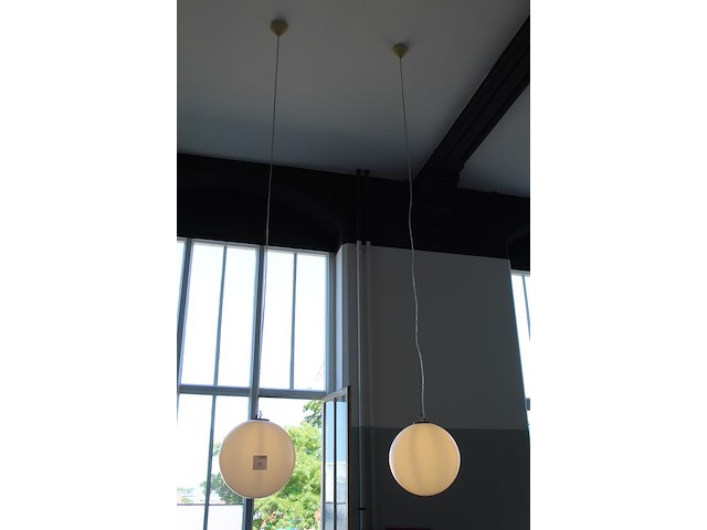 Drie kunststof design bollen met verlichting, doorsnede circa 40 cm. let op, u dient zelf te demonteren met... - afbeelding 2 van  3