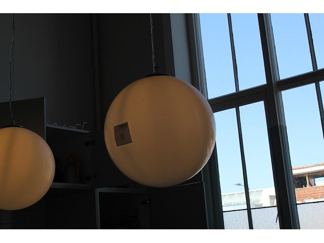 Drie kunststof design bollen met verlichting, doorsnede circa 40 cm. let op, u dient zelf te demonteren met... - afbeelding 3 van  3