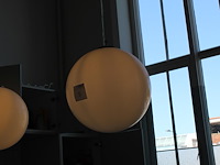Drie kunststof design bollen met verlichting, doorsnede circa 40 cm. let op, u dient zelf te demonteren met... - afbeelding 3 van  3