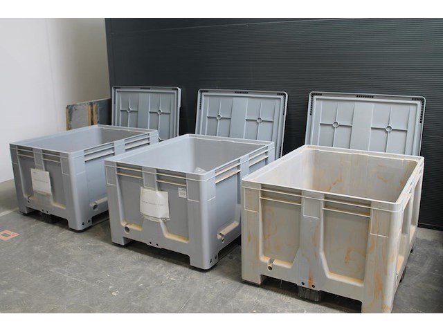 Drie kunststof palletbox schoeller allibert met deksel. boxen zijn deels gevuld met zaagsel. - afbeelding 1 van  3