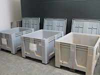 Drie kunststof palletbox schoeller allibert met deksel. boxen zijn deels gevuld met zaagsel. - afbeelding 1 van  3