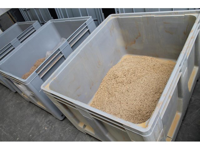 Drie kunststof palletbox schoeller allibert met deksel. boxen zijn deels gevuld met zaagsel. - afbeelding 2 van  3