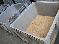 Drie kunststof palletbox schoeller allibert met deksel. boxen zijn deels gevuld met zaagsel. - afbeelding 2 van  3