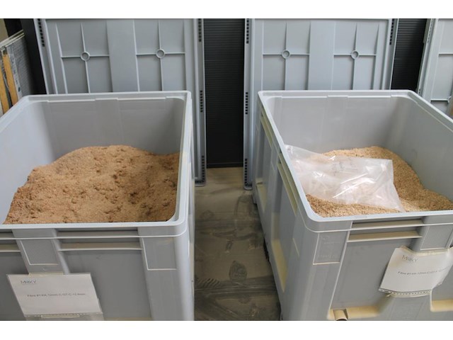 Drie kunststof palletbox schoeller allibert met deksel. boxen zijn deels gevuld met zaagsel. - afbeelding 3 van  3