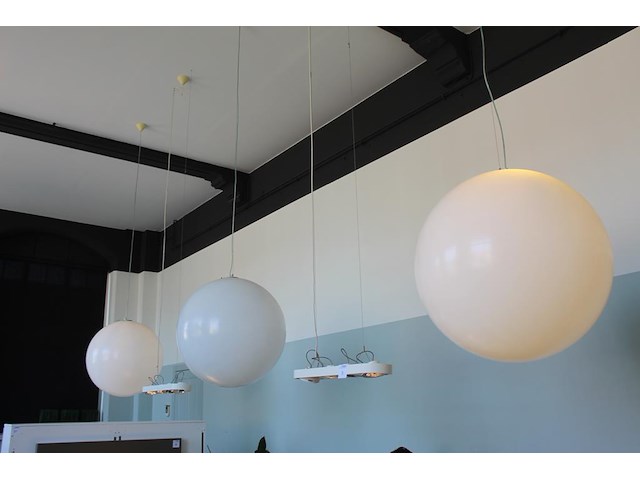 Drie kunststoffen designlampen, bol met doorsnede circa 80 cm. let op, u dient zelf te demonteren met eigen... - afbeelding 1 van  3