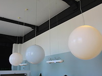 Drie kunststoffen designlampen, bol met doorsnede circa 80 cm. let op, u dient zelf te demonteren met eigen...