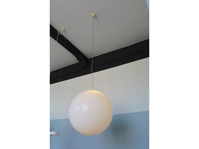 Drie kunststoffen designlampen, bol met doorsnede circa 80 cm. let op, u dient zelf te demonteren met eigen... - afbeelding 2 van  3
