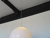Drie kunststoffen designlampen, bol met doorsnede circa 80 cm. let op, u dient zelf te demonteren met eigen... - afbeelding 2 van  3