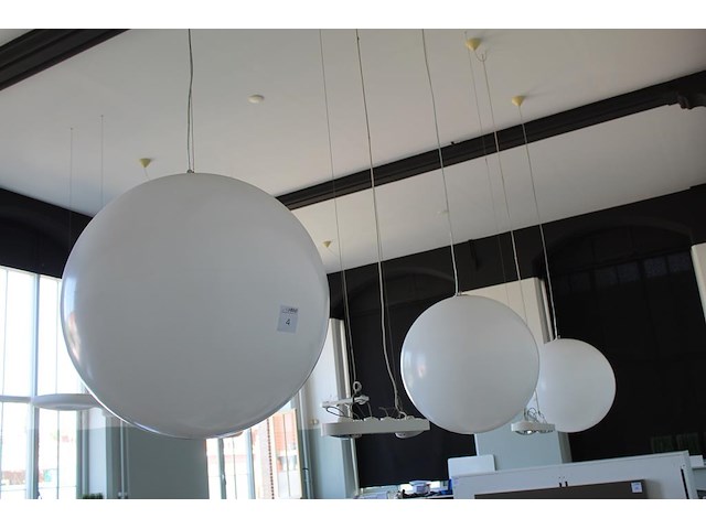 Drie kunststoffen designlampen, bol met doorsnede circa 80 cm. let op, u dient zelf te demonteren met eigen... - afbeelding 3 van  3