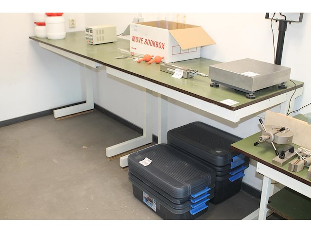 Drie laboratorium werktafels met afmeting 121 x 70 x 95 cm. let op: exclusief kavels op de tafels. - afbeelding 1 van  3