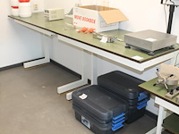 Drie laboratorium werktafels met afmeting 121 x 70 x 95 cm. let op: exclusief kavels op de tafels. - afbeelding 1 van  3