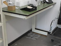 Drie laboratorium werktafels met afmeting 121 x 70 x 95 cm. let op: exclusief kavels op de tafels. - afbeelding 2 van  3