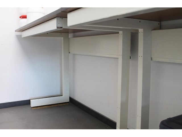 Drie laboratorium werktafels met afmeting 121 x 70 x 95 cm. let op: exclusief kavels op de tafels. - afbeelding 3 van  3