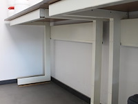Drie laboratorium werktafels met afmeting 121 x 70 x 95 cm. let op: exclusief kavels op de tafels. - afbeelding 3 van  3