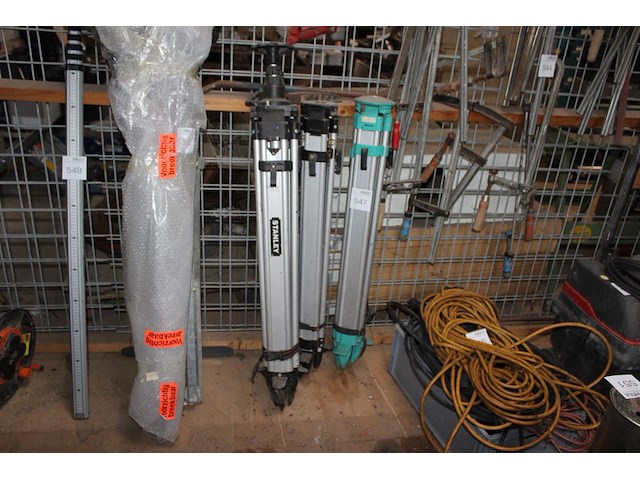 Drie laserstatieven. - afbeelding 1 van  2